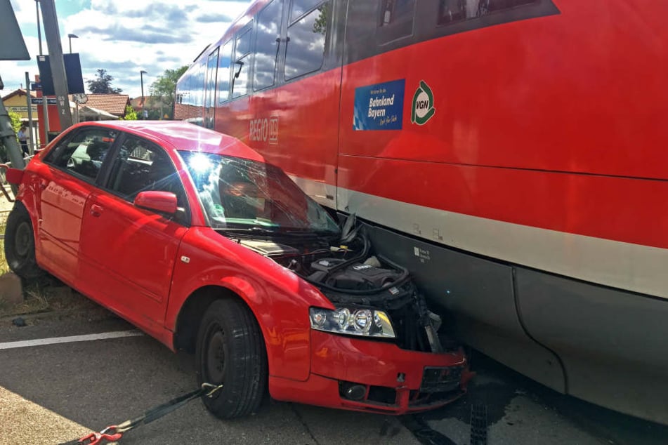 Der Autofahrer wollte mit seinem Wagen einen Bahnübergang passieren.