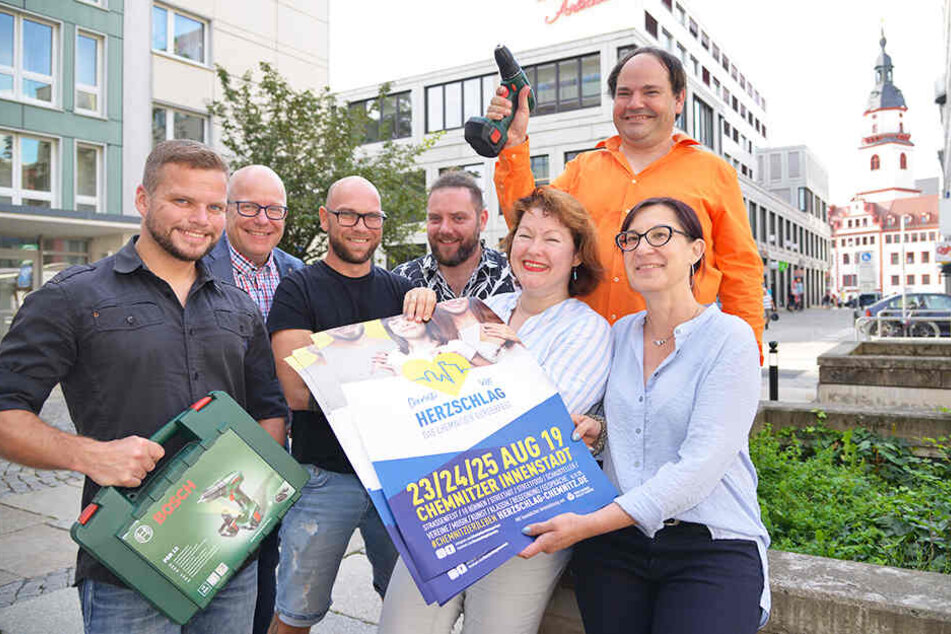 Das Organisationsteam um Michael Specht (34), Sebastian Thieswald (47), Volker Beyer (41), Chris Dietrich (35), Bianca & Raphael Steinbock (50 & 48) und Viola Adam (52) (v.l.) sucht noch nach Helfern.