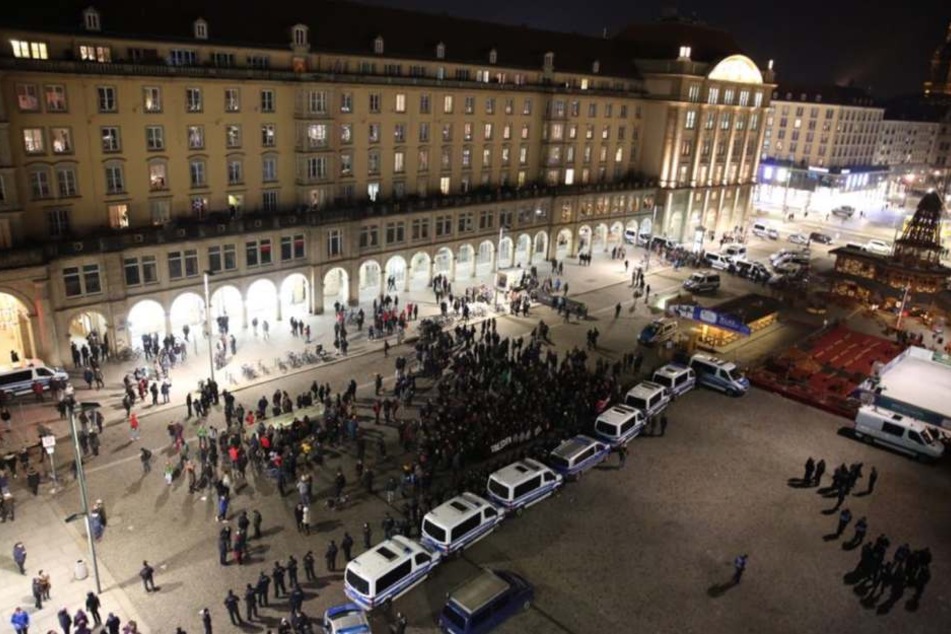 Die Gegendemonstranten auf der Seite der Altmarkt-Galerie.