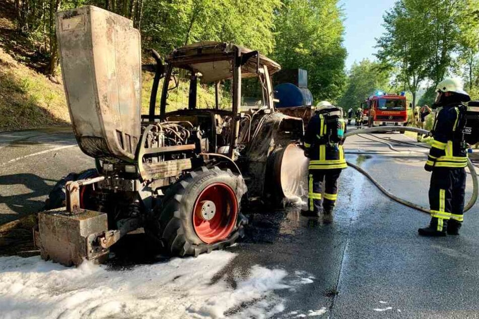 Etwa 50 Einsatzkräfte waren im Einsatz um den Traktor mit Schaum und Wasser zu löschen.
