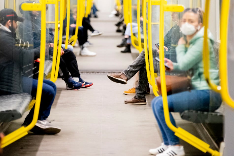 Ab Montag müssen Fahrgäste in Berlin Mundschutz tragen (Archivbild).