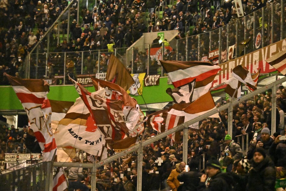 Die St.-Pauli-Fans stellten ihren Support während des Spiels in Wolfsburg kurzzeitig ein.
