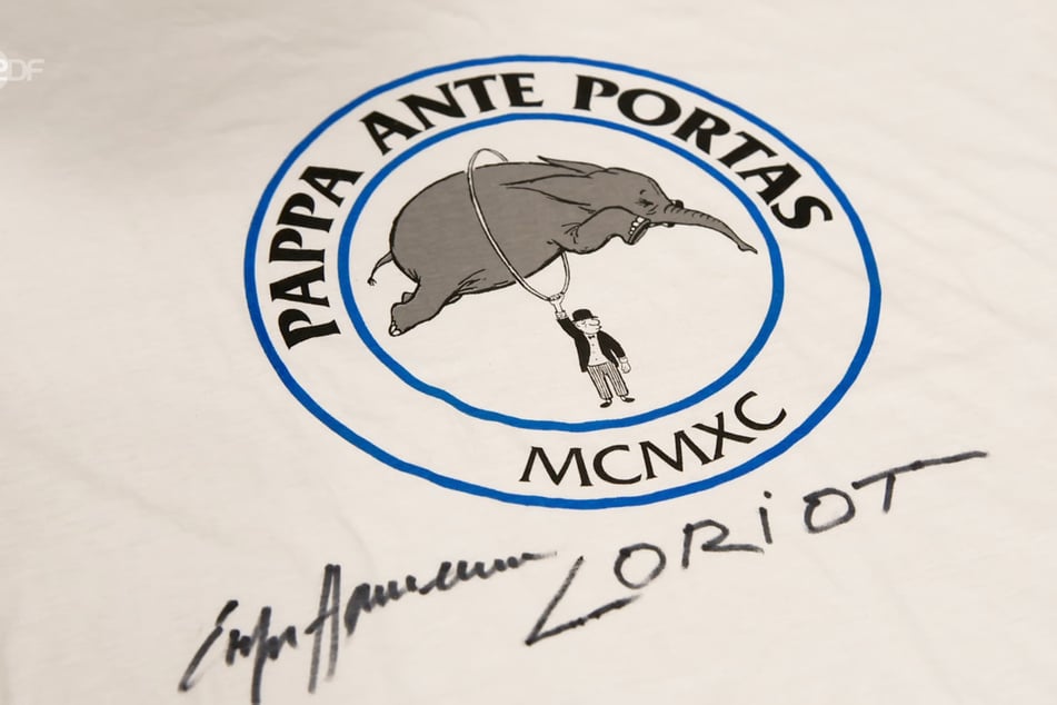 Auf dem Kleidungsstück hat sogar Loriot unterschrieben.