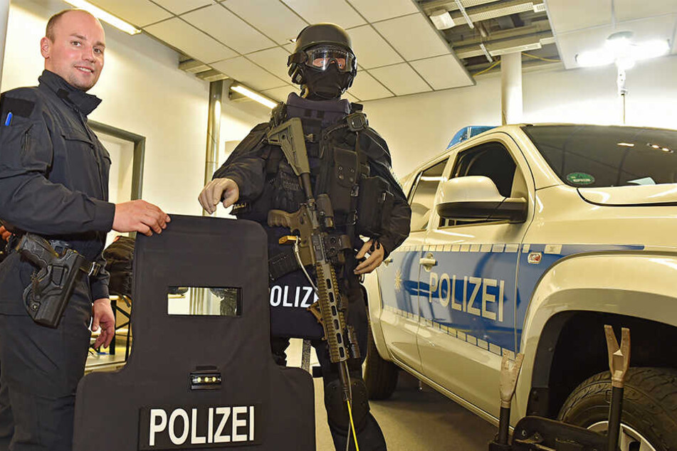 Polizeiobermeister Dan Vogel (32) zeigt die Ausrüstung der Dresdner Polizei-Spezialkräfte, die so auch am Mittwoch zum Schutz der Synagoge im Einsatz waren.
