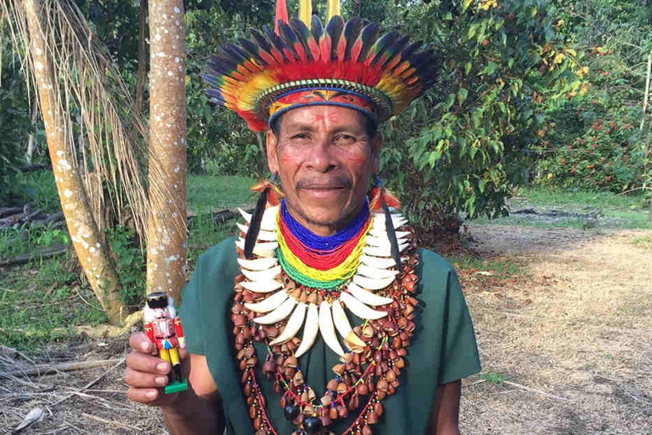 Treffen sich zwei Exoten im Dschungel... Dieser seriöse Herr vom Amazonas
erfährt gerade, dass es im fernen Erzgebirge einen etwas seltsamen Stamm von
Eingeborenen gibt, der bunte Holzfiguren mit grimmigen Gesichtern bastelt.