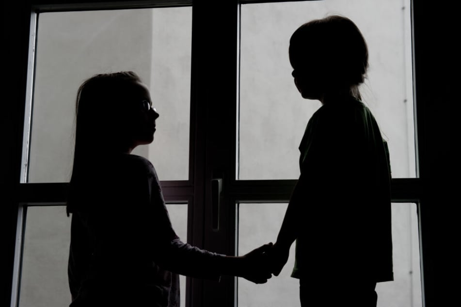 Zwei Kinder in einem Heim, sie dürfen nur silhouettenhaft gezeigt werden (Symbolbild).