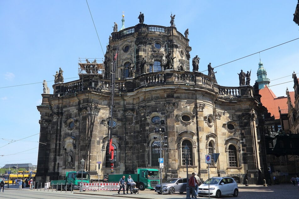 Wetterbedingt hatten die Statuen Schaden genommen, sollen nun restauriert werden.