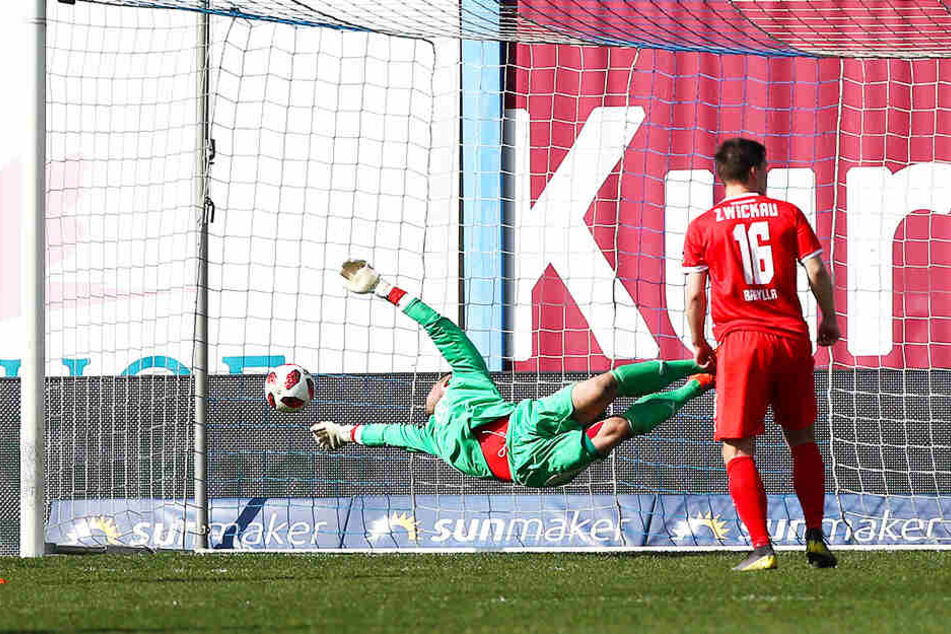 Da rappelt's in der FSV-Kiste! Merveille Biankadi hat getroffen, Johannes Brinkies streckt sich vergeblich.