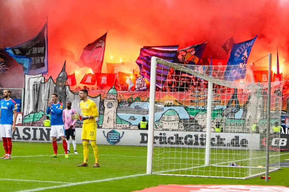 Die Fans vom Hamburger SV zündeten zu Spielbeginn Pyrotechnik.