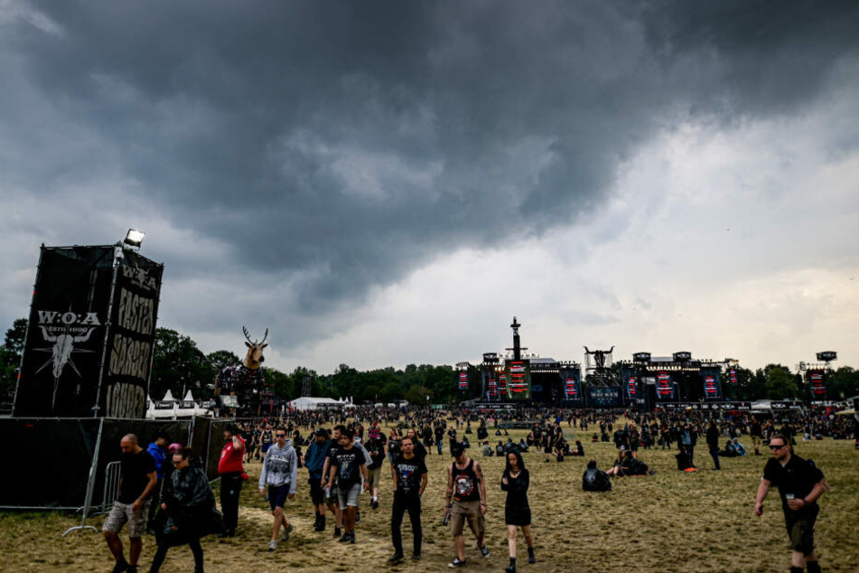 Eine dunkle Gewitterwolke zieht Richtung Festival-Gelände.