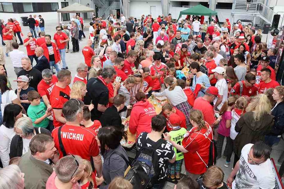 Dicht an dicht standen die
Menschen beim FSV-Fanfest
und ließen sich Autogramme
der Spielern geben.