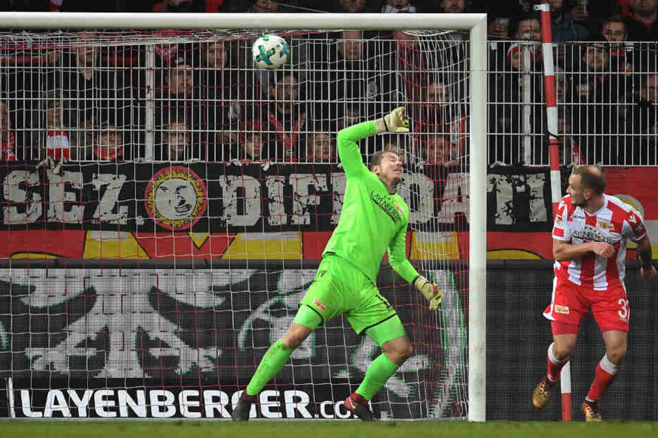 Busk kann den Gegentreffer gegen Ingolstadt nicht verhindern.