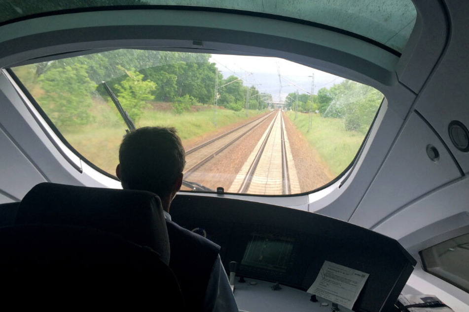Ein Lokführer steuert einen ICE der Bahn.
