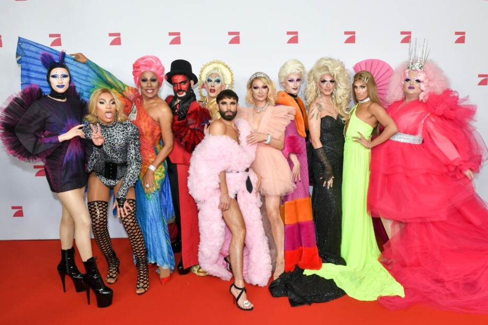 Conchita Wurst (M) und die teilnehmenden Dragqueens stehen bei der Premiere der neuen Show auf dem roten Teppich.