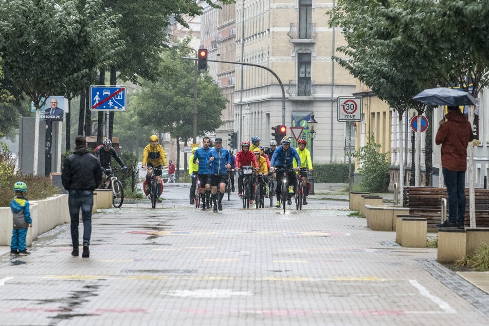 Ziel-Einlauf und -Fahrt: Nach knackigen 1367 Kilometern nach Düsseldorf und zurück erreichen die zwölf Duathleten das Ziel auf dem Brühl.