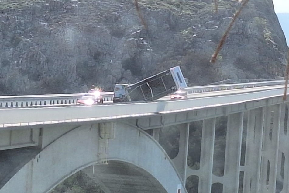 Eine heftige Sturmböe erfasste den Wohnwagen und drückte ihn über das Gelände.