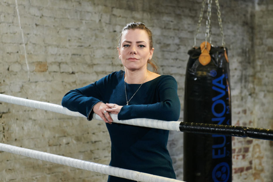 Janina Michalke, die Tochter des tödlich verunglückten Ex-Box-Weltmeisters Graciano Rocchigiani, lehnt an den Seilen des Boxringes im Legends Gym.