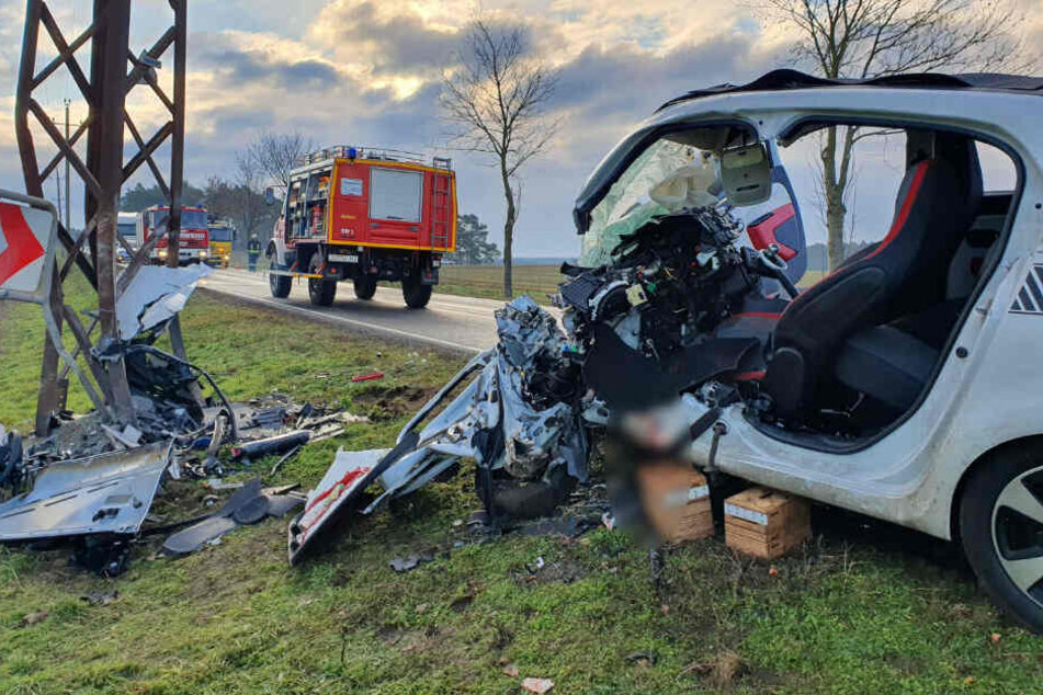 Eine Frau ist bei dem Unfall ums Leben gekommen.