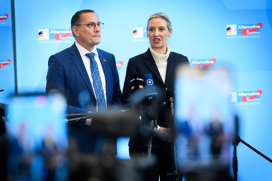 Die AfD-Parteivorsitzenden Alice Weidel (46, r.) und Tino Chrupalla (50) wollen juristisch gegen die Einstufung vorgehen.