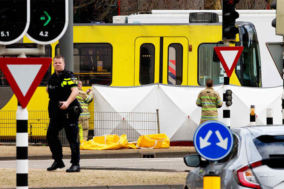 In der niederländischen Stadt Utrecht sind vier Menschen durch Schüsse in einer Straßenbahn getötet worden.