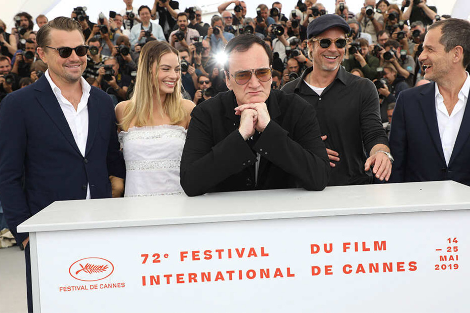 v.li.: Leonardo DiCaprio, Margot Robbie, Quentin Tarantino, Brad Pitt und der Produzent Heyman stellten im Mai ihren neuen Film "Once Upon a Time in Hollywood" im Rahmen der 72. Internationalen Filmfestspiele in Cannes vor.