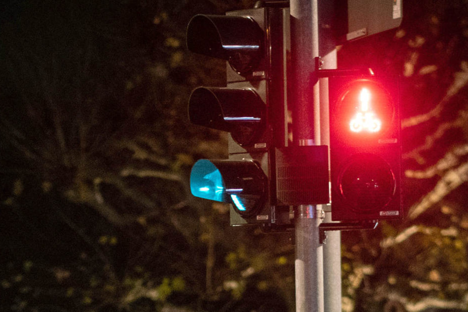 Er fuhr bei rot über die Ampel, jetzt ist der 46-jährige Radfahrer tot. (Symbolbild)