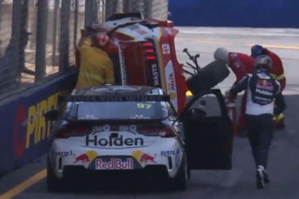 Shane van Gisbergen rennt zu seinem verunfallten Kollegen.