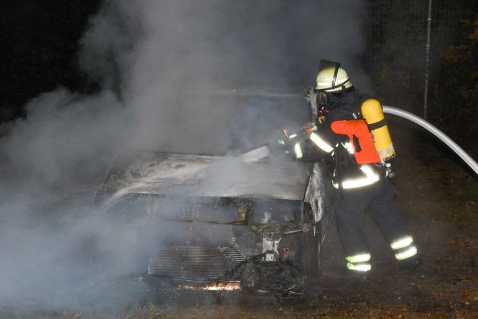 Ein Feuerwehrmann löschte das brennende Fahrzeug aus Nahdistanz.