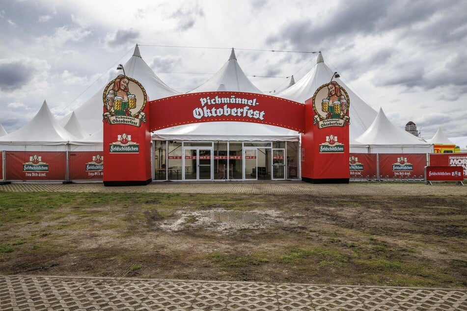 In der Rinne im Ostragehege ist das "Pichmännel Oktoberfest"-Zelt aufgebaut. Bis zur Straßenbahn ist es nur ein Katzensprung.