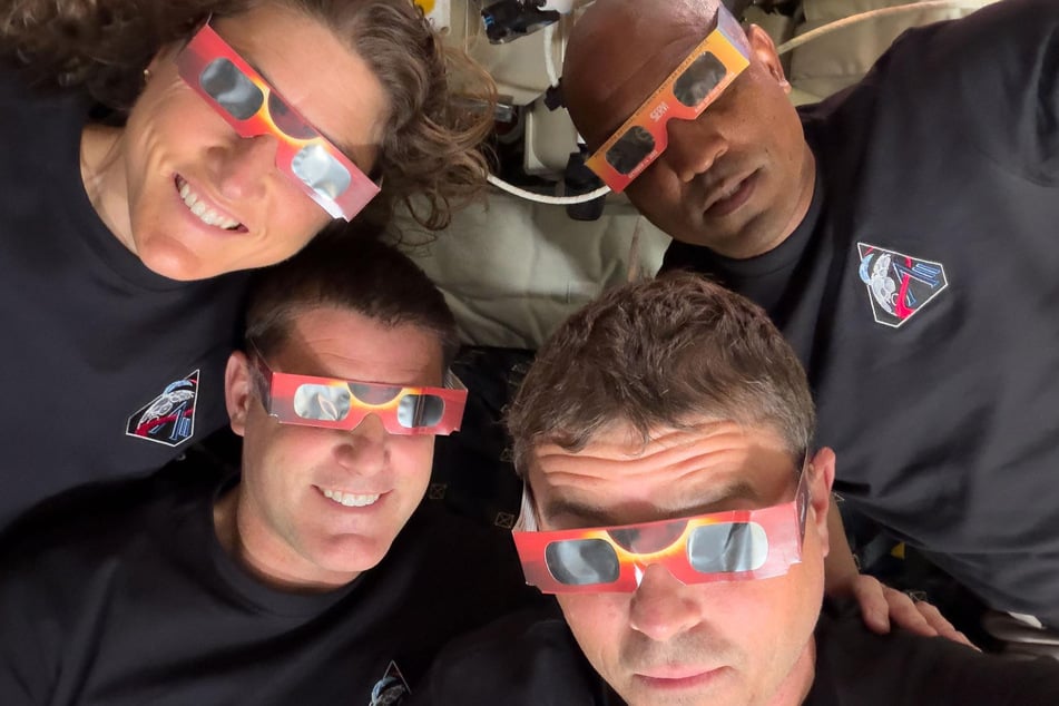 Die Sonnenfinsternis im All beobachteten die vier Astronauten natürlich geschützt mit Sonnenbrillen.