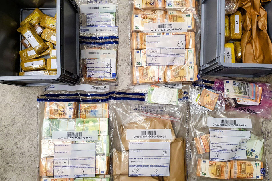 An der A3: Polizei findet 50 Kilo Gold und halbe Million Euro