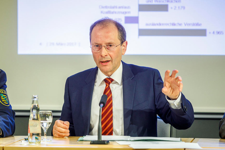 Innenminister Markus Ulbig (53, CDU) versucht, neue Zielgruppen für die
Polizei zu gewinnen.