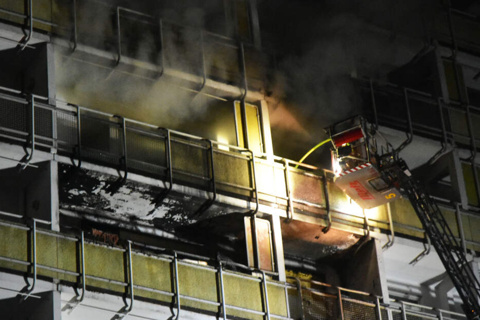 Das Feuer schlug auch auf den Balkon über.