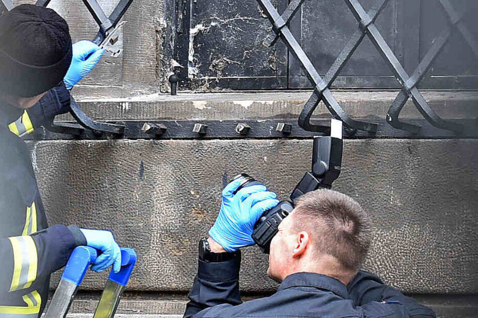 Der Tag nach dem Bruch: Kriminalpolizisten untersuchen die Einstiegsstelle.