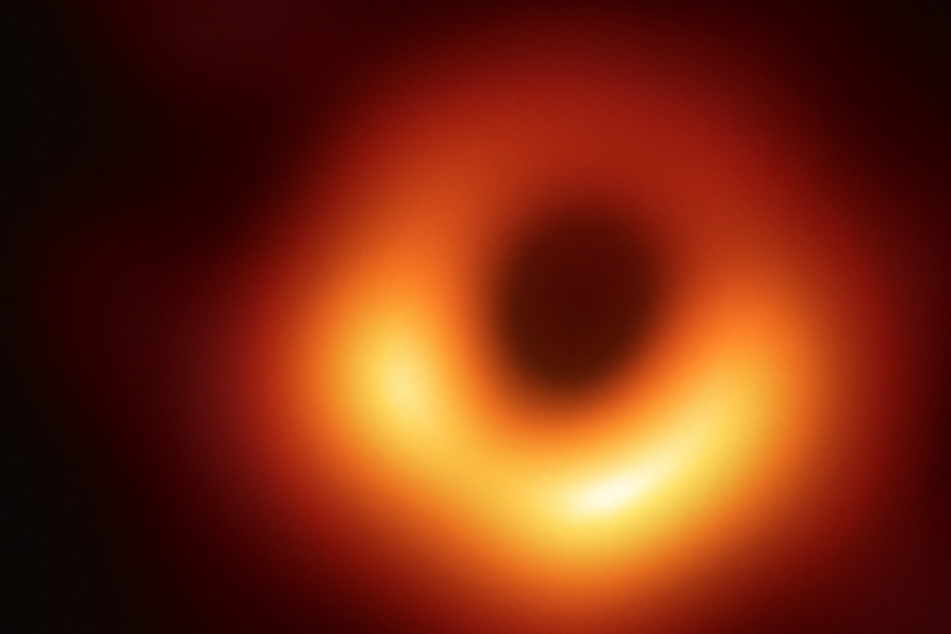 Ein Bild des Schwarzen Lochs im Zentrum der riesigen Galaxie Messier 87 von vor drei Jahren.