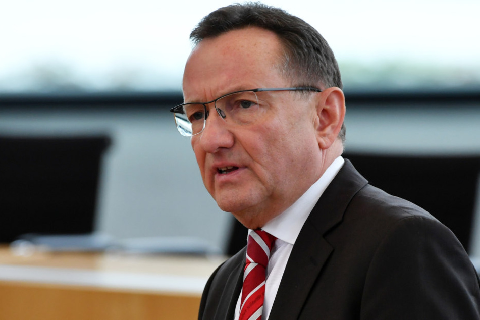 Innenminister Holger Poppenhäger (SPD) stellt die neue Kriminalitätsstatistik vor.