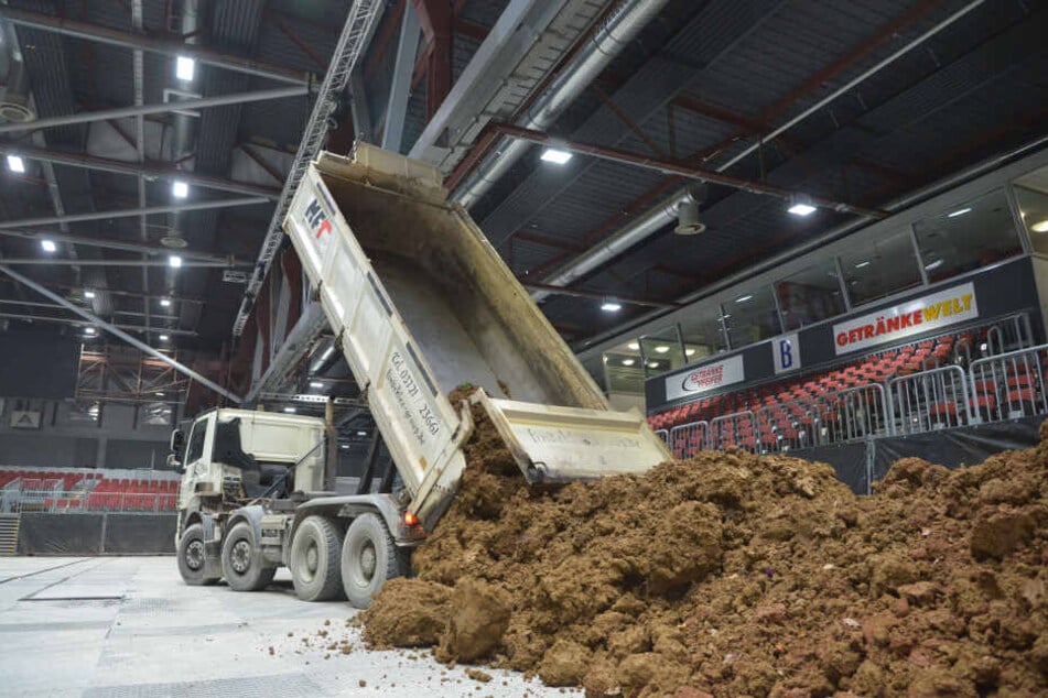 3500 Tonnen Erde werden in die Messehalle 1 gebracht. Das entspricht 150 Lkw-Ladungen.