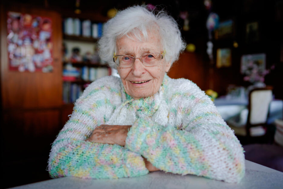 Die 100-jährige Lisel Heise sitzt in einem Wohnraum ihres Hauses während eines Interviews (Archivbild).