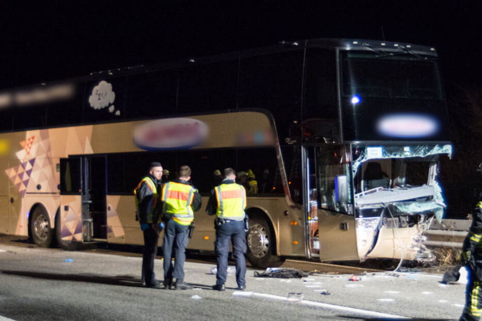 Geisterfahrer rast in Reisebus: Ein Toter und Verletzte bei Autobahn-Unfall