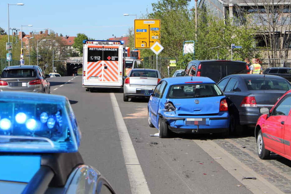 Zwei Fahrzeuge stießen in der Linkelstraße in Leipzig-Wahren zusammen.