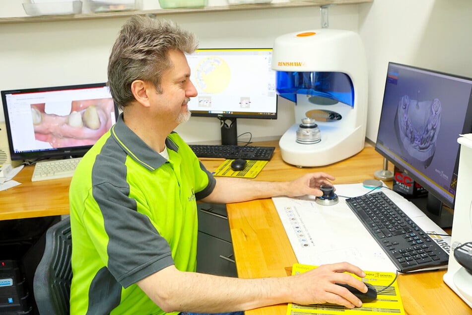 Damit alles rund geht, lernen die Mitarbeiter bei Schüler Dental den Umgang mit allen Geräten Schritt für Schritt.