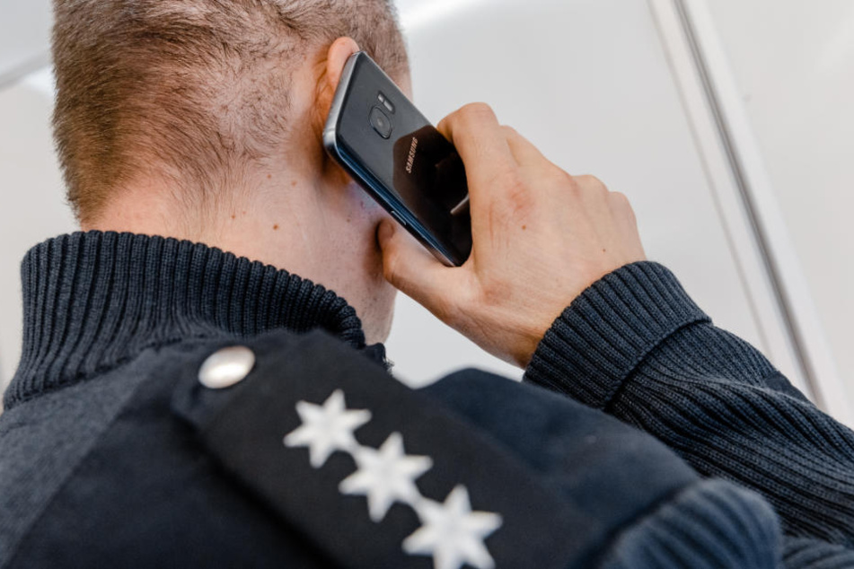Mit den Smartphones sollen Fahnungsbilder und Ermittlungshinweise übermittelt werden. (Symbolfoto)