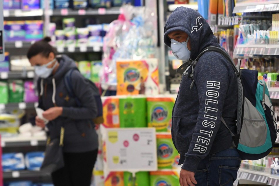 Im Kampf gegen die Coronavirus-Pandemie müssen die Menschen in Österreich künftig eine Schutzmaske beim Einkaufen tragen.