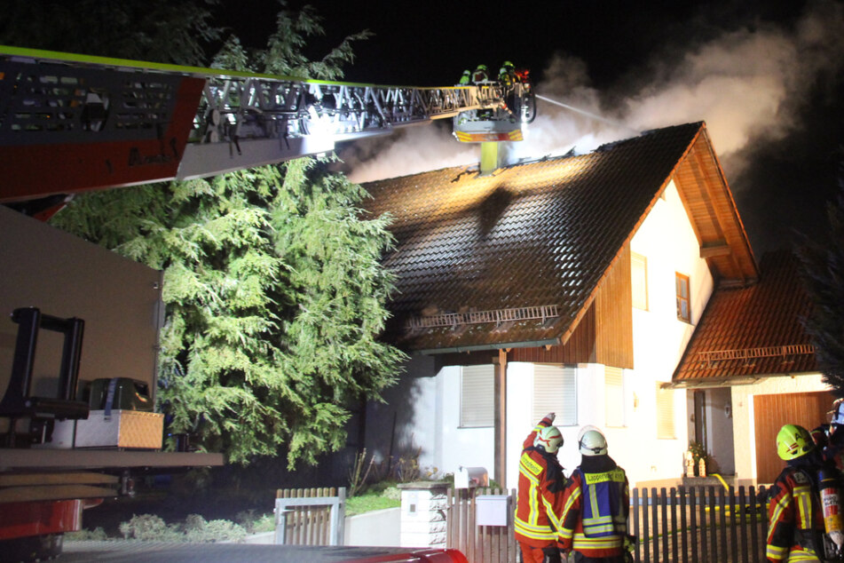 Über eine Drehleiter löschten die Einsatzkräfte das Feuer im Dach des Hauses.