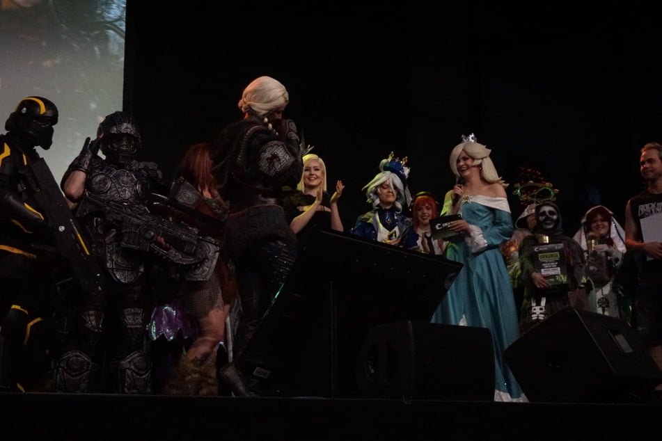 Der entscheidende Moment: Hummel Cosplay wurde auf der Bühne als Siegerin des Cosplay Contests der Caggtus 2026 ausgerufen.
