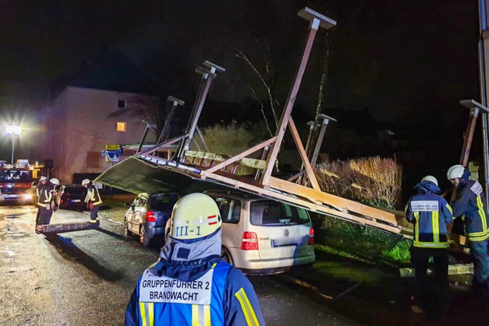 Dieses von der Feuerwehr Bochum zur Verfügung gestellte Foto zeigt ein umgestürztes Carport.