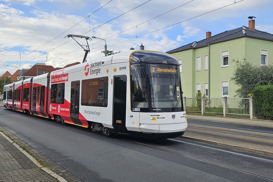 Der erste neue Stadtbahnwagen düst nun im neuen Gewand durch die Stadt.