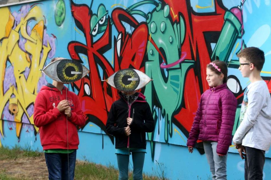 So schick kann Schule sein: An der Wand der Grundschule Reichenhain strahlt ein tolles Graffiti.