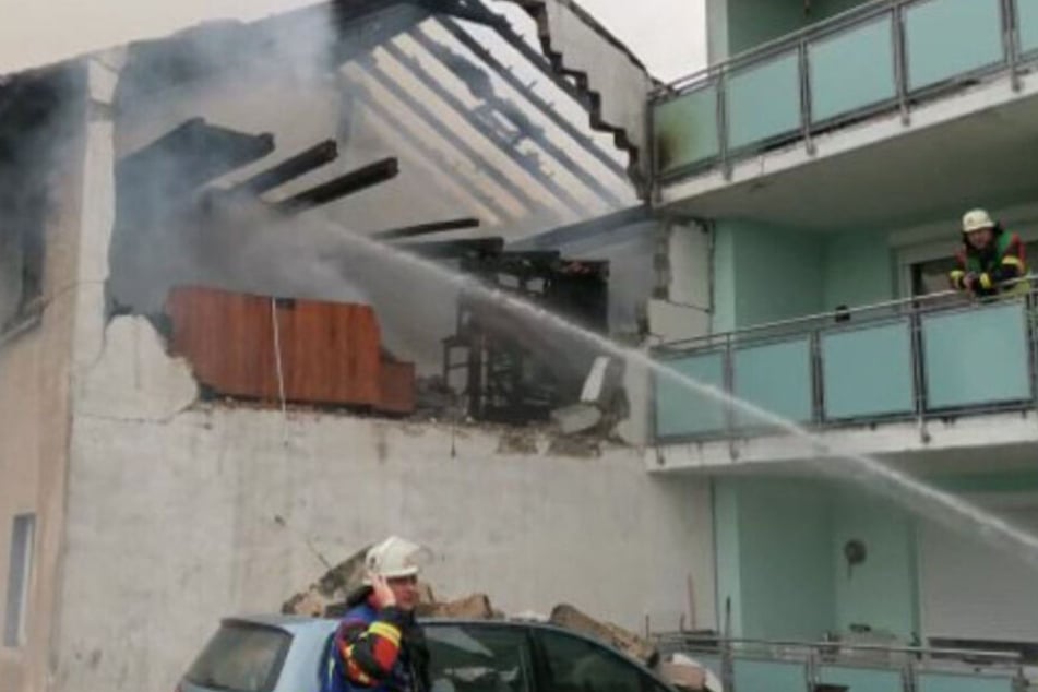 Feuerwehrleute löschen Feuer im Haus.