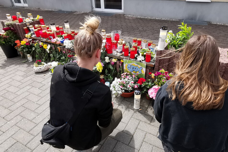 Nach dem Tod Cedrics legten Freunde und Sportkameraden in der Nähe des Tatorts Blumen ab und stellten Kerzen auf.